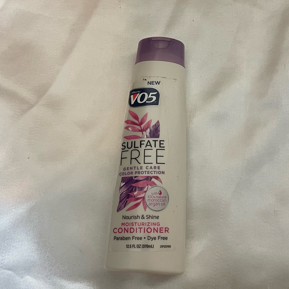 NEW VO5 Sulfate free gentle care color protection moisturizing conditioner